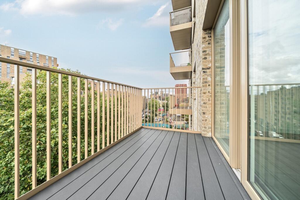 Apartment in Ilford - View 4