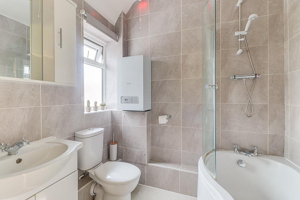 Apartment in Southend-on-Sea - View 5