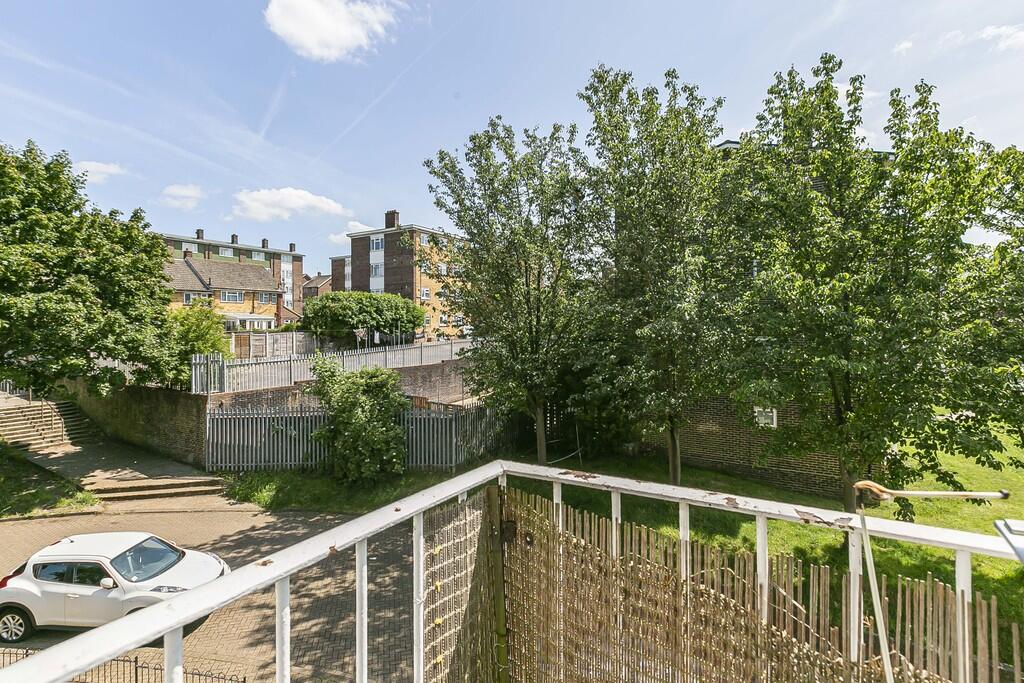  Frensham Drive, New Addington photo 4