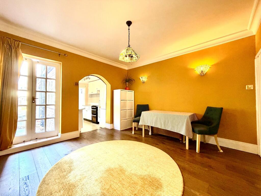 House in Kingston upon Thames - More