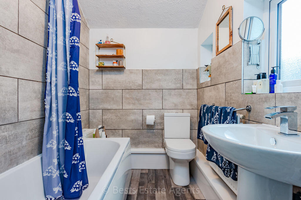 House in Runcorn, Halton Brook, Astmoor - More