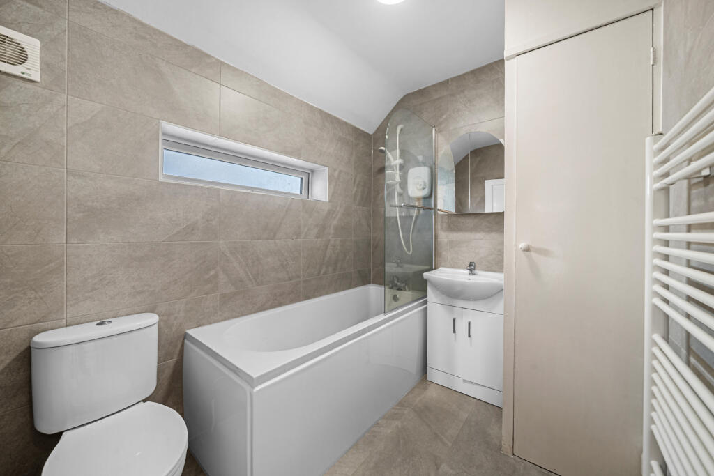 House in Runnymede, Addlestone - View 4