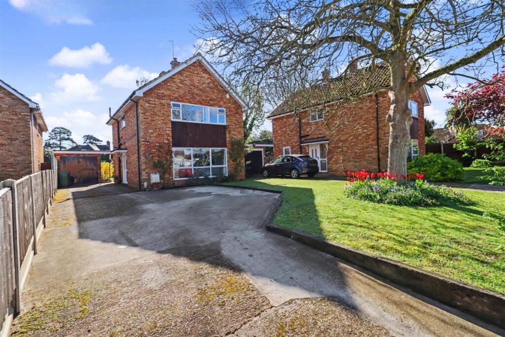 Main image of property: Oaklands Close, Braintree