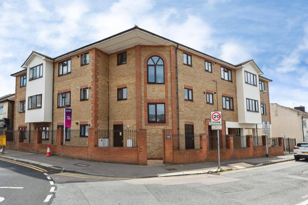 2-bed house on Gipsy Lane, Grays, £140,000