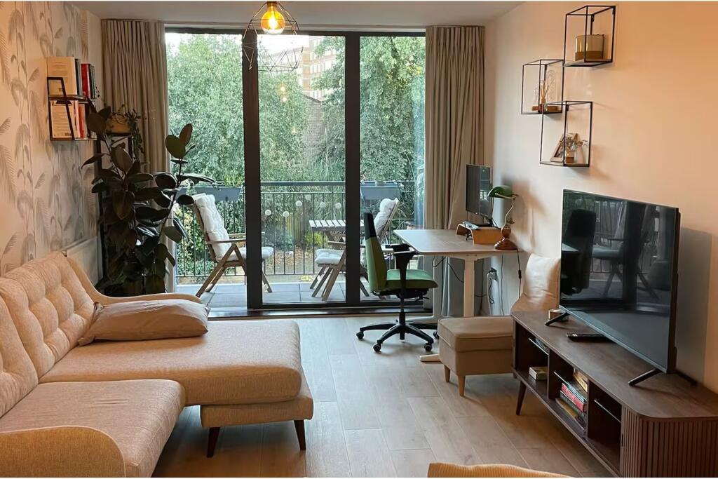 Main image of property: 20 Boundaries Road, Balham, SW12
