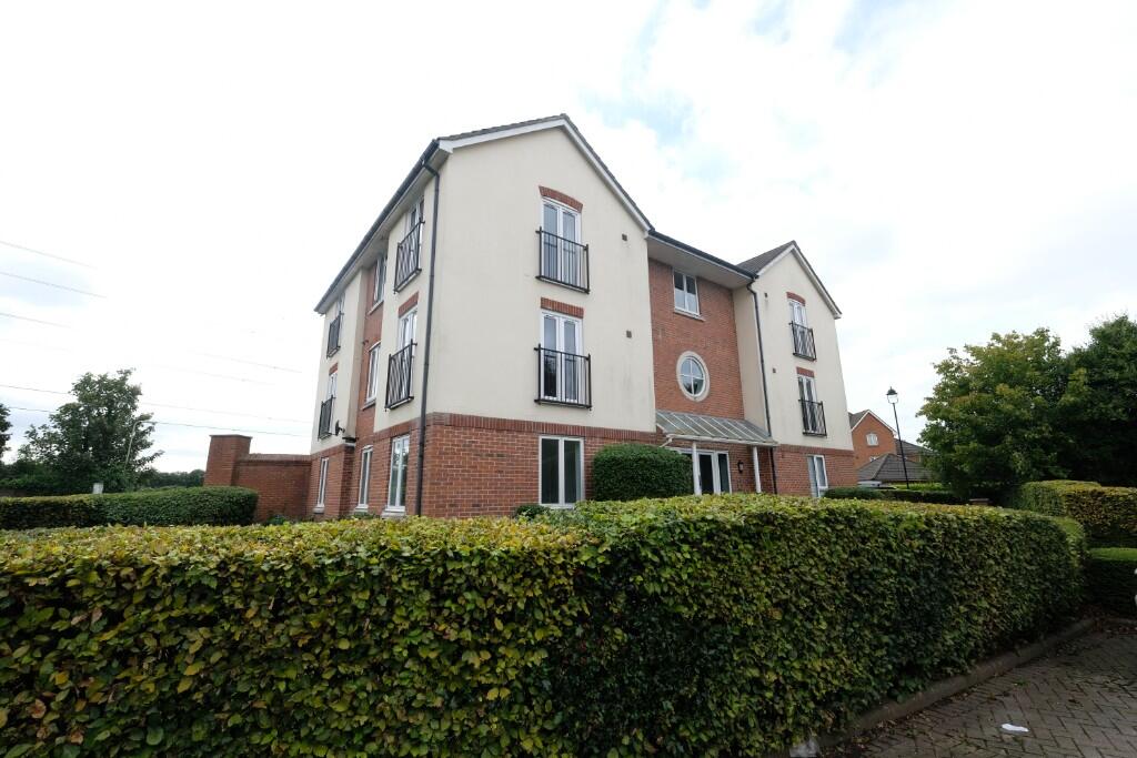 2-bed flat on Admiralty Way, Marchwood, Southampton, SO40 4AQ, £220,000