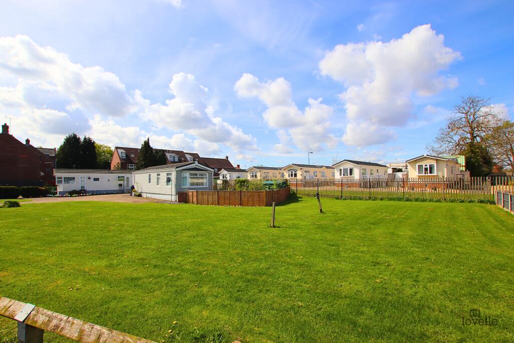 2-bed caravan on Maltkiln Road, Barton-upon-Humber, North Lincolnshire, DN18, £85,000