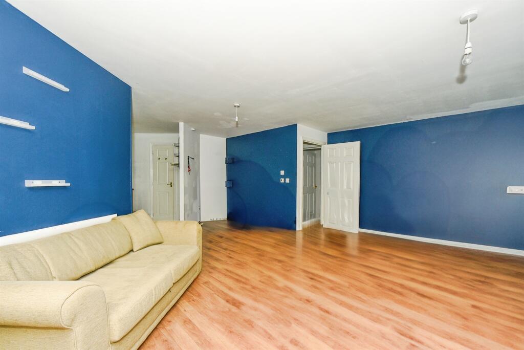 Yersin Court, Swindon photo 4