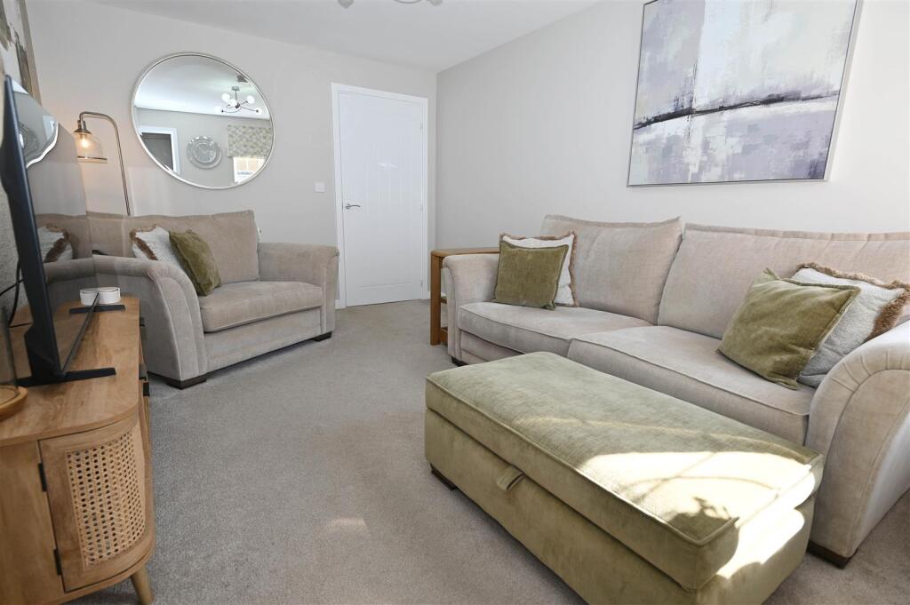 Easby Crescent, Brough St Giles photo 4