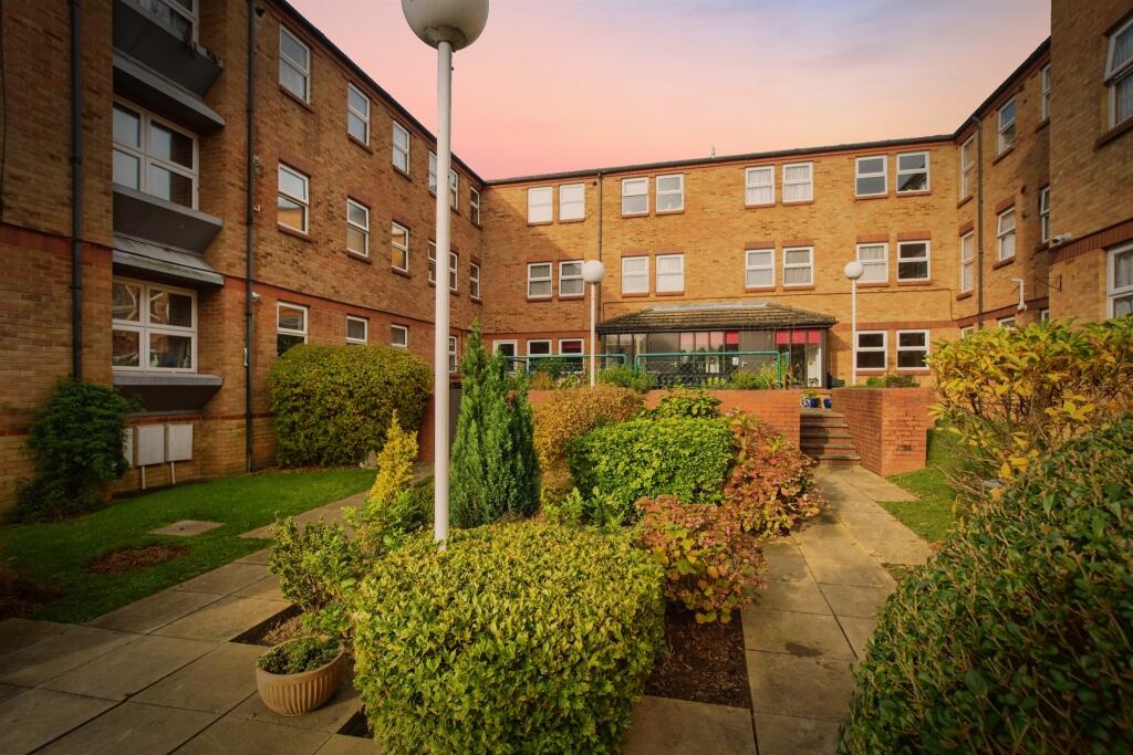 2-bed house on Lower High Street, Watford, £120,000
