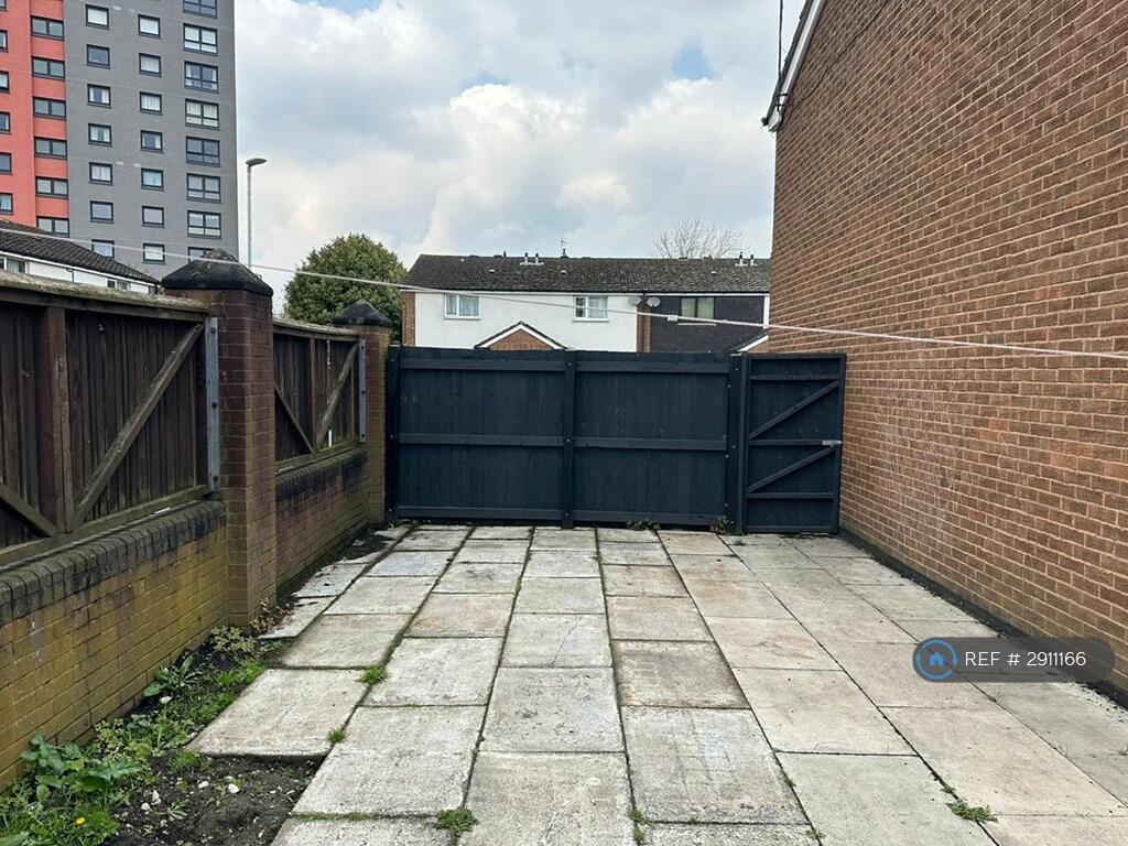 3 bedroom end of terrace house for rent