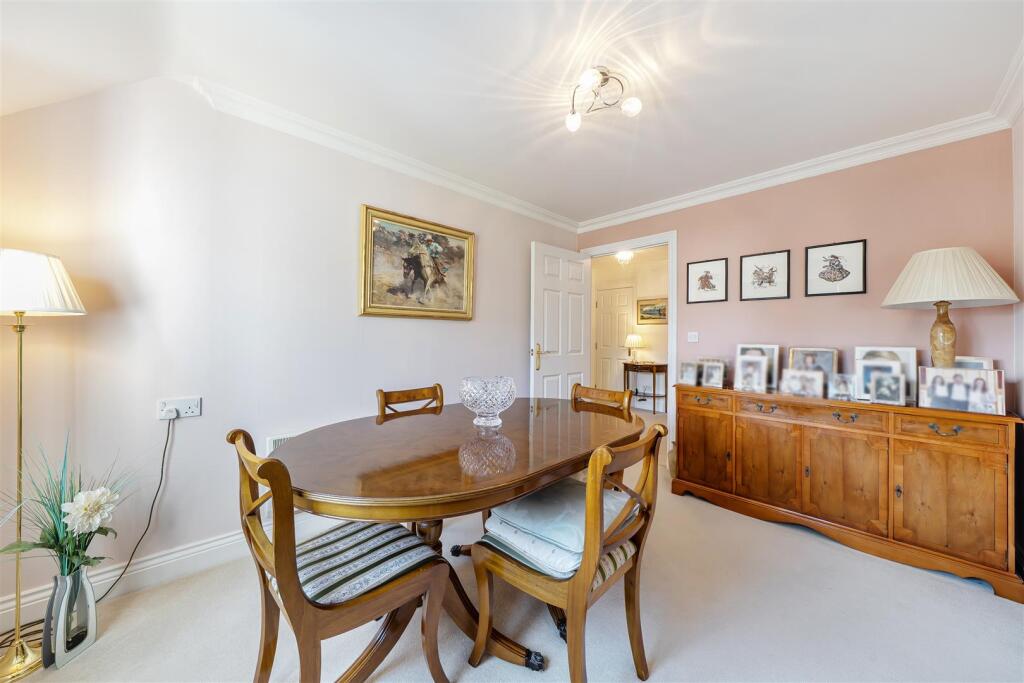Apartment in Reigate and Banstead, Nork - More