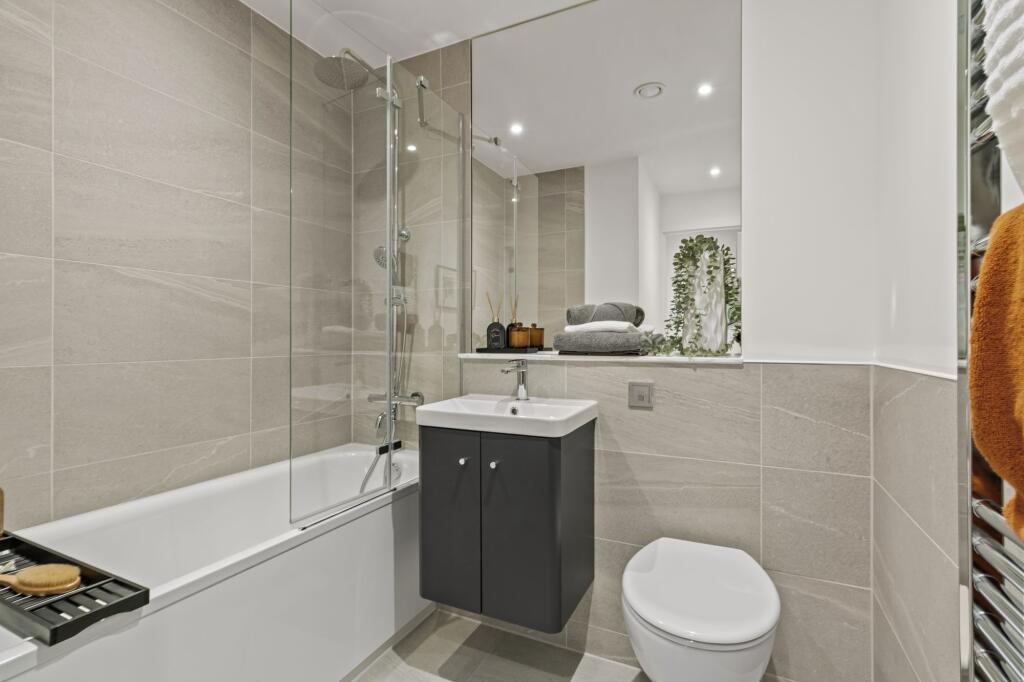 Apartment in Reigate and Banstead, Earlswood - More