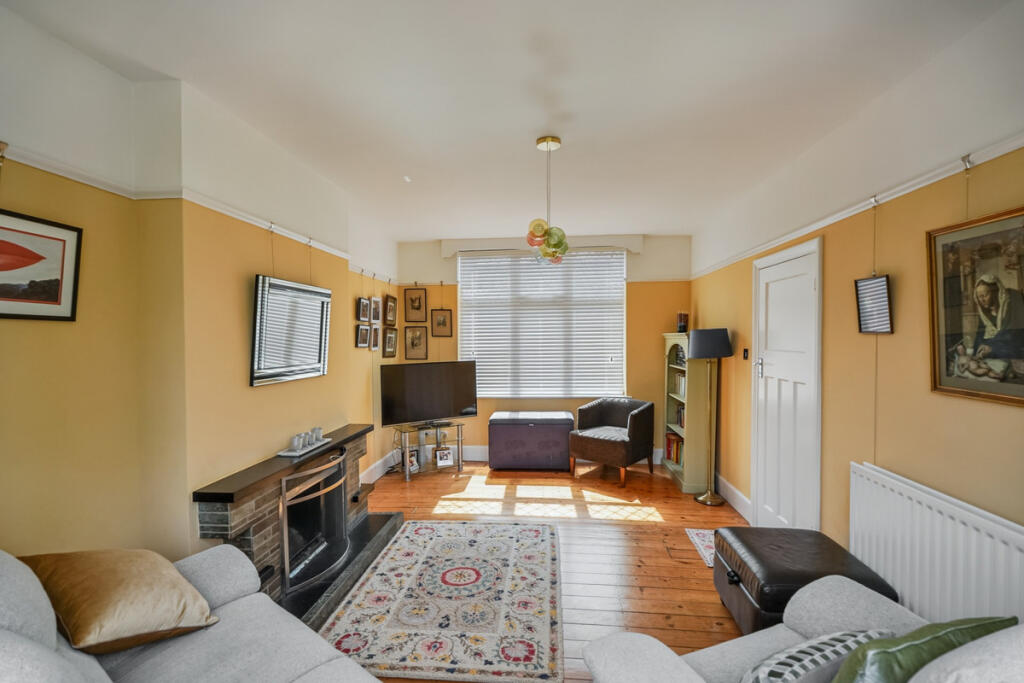 Elmhurst Avenue, Northampton, NN3 2LD photo 2