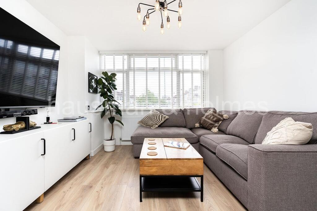 House in London, Hendon Central - View 2