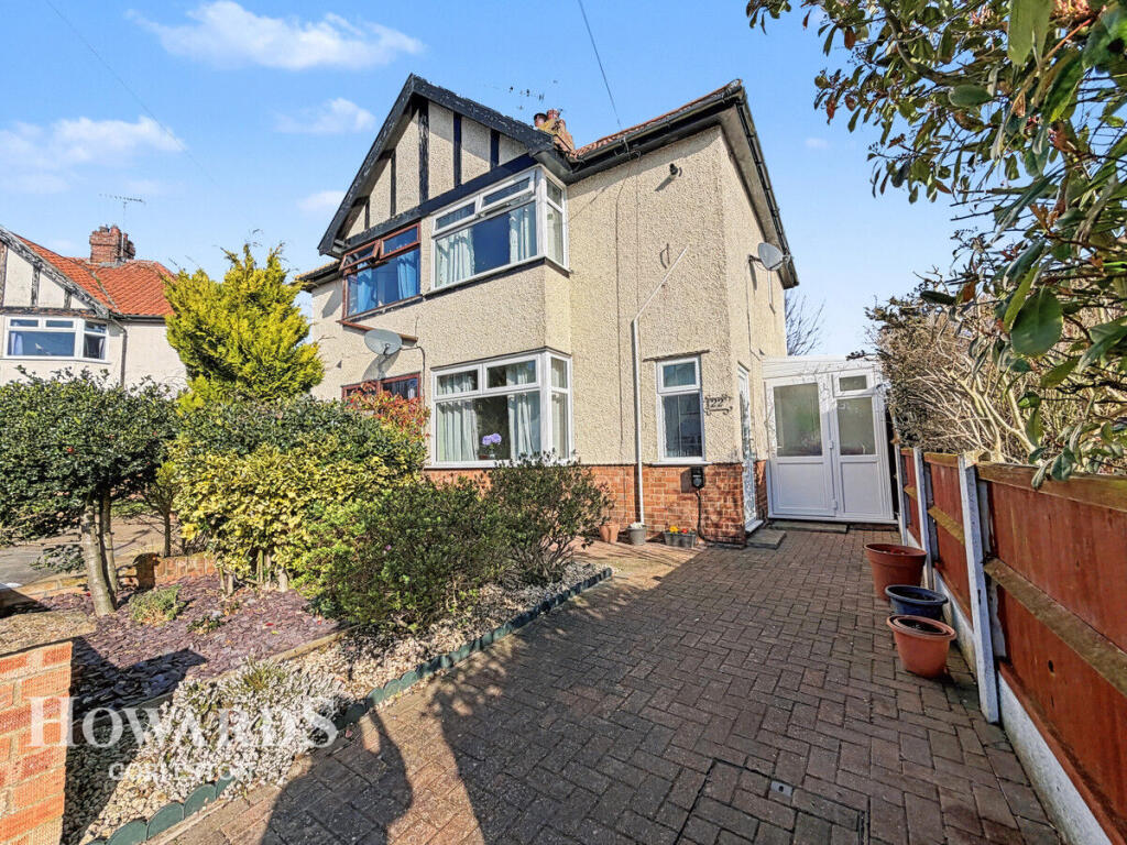 2-bed semi-detached on West Avenue, Gorleston, £190,000