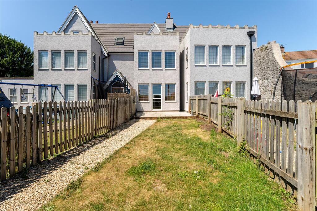 Main image of property: Immaculately presented three bedroom home on Worle's hillside