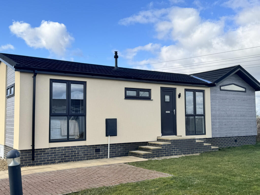 2-bed caravan on Shefford, Bedfordshire, SG17, £325,000