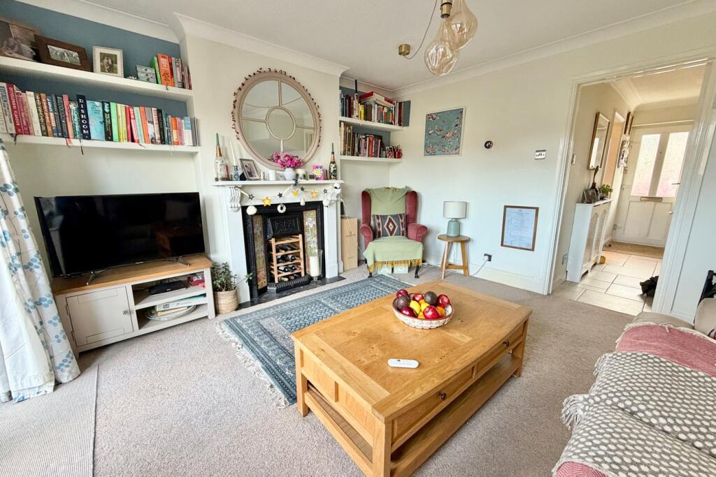 Albert Road, BAGSHOT, GU19 photo 3