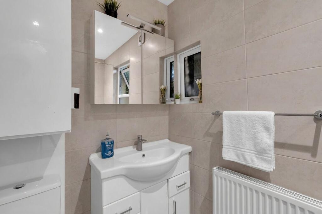 Apartment in London, London Borough of Hammersmith and Fulham - More