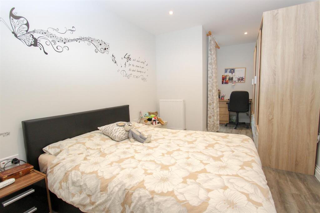 Harefield Road, Uxbridge, UB8 photo 4