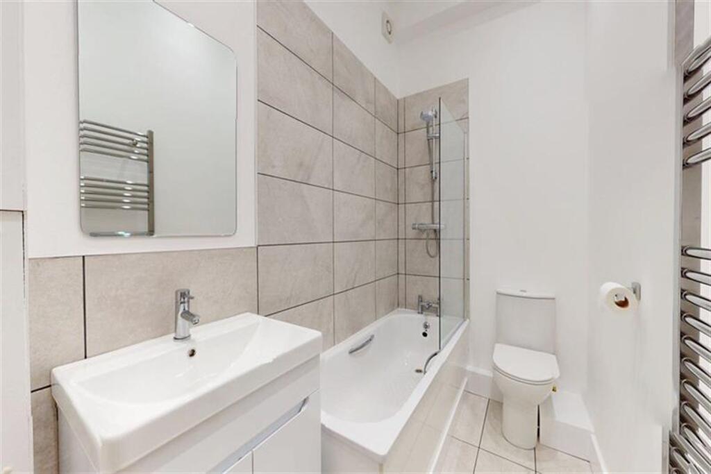 Apartment in London, Newbury Park - View 3