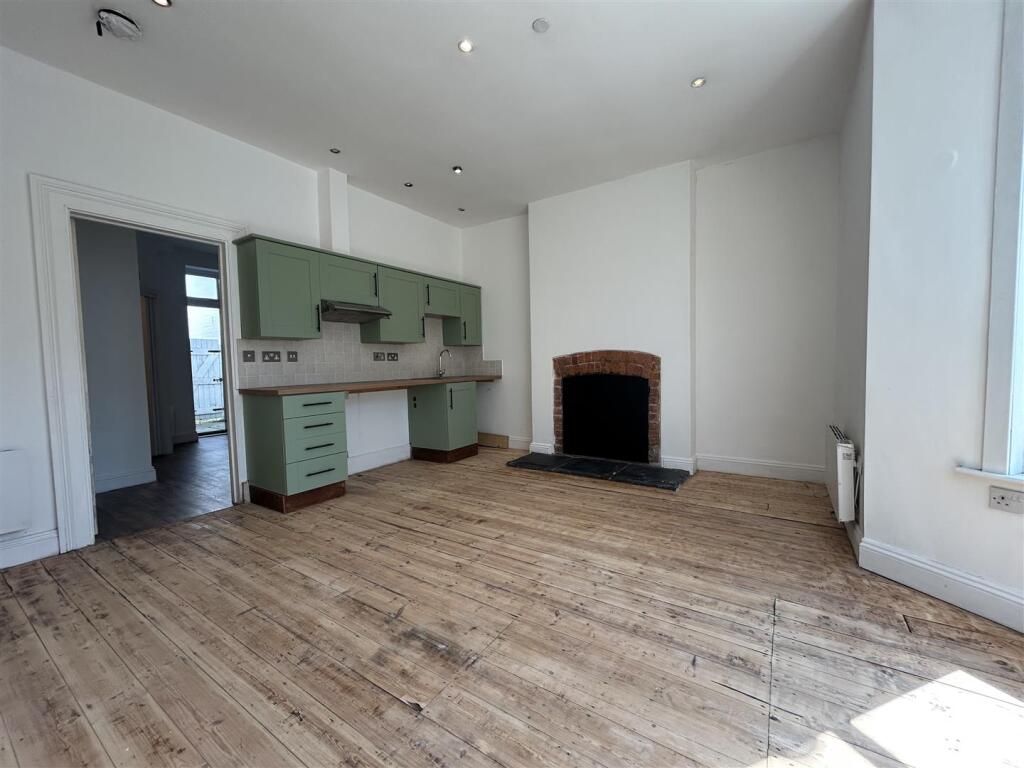 8, West Allington, Bridport, Dorset photo 3