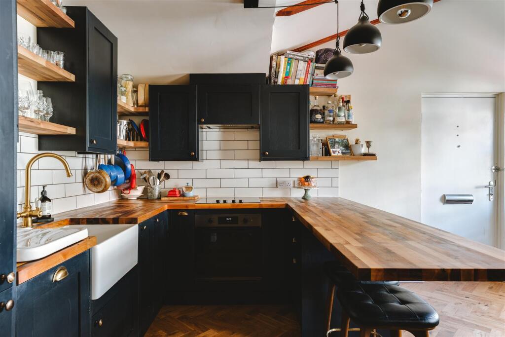 Apartment in London, Lincoln North Estate, Bow - More