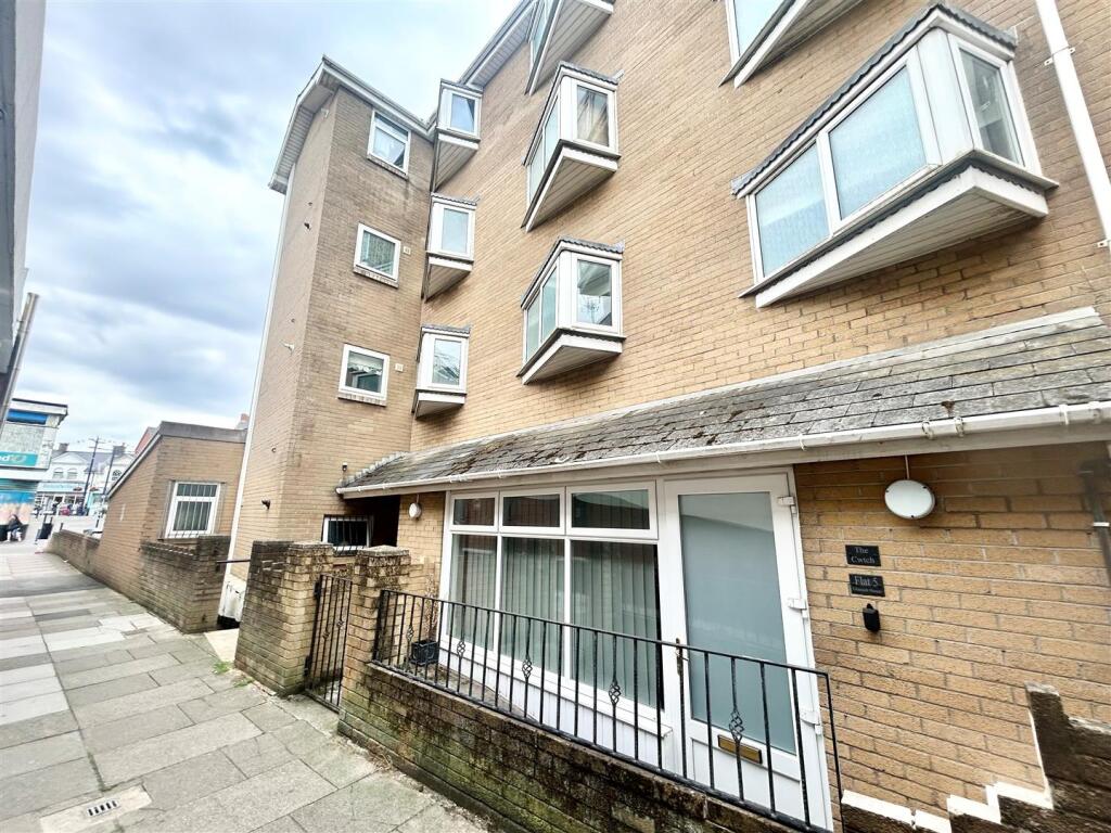 Main image of property: Glenaub House, Old School Road, Porthcawl, Bridgend, CF36 3AW