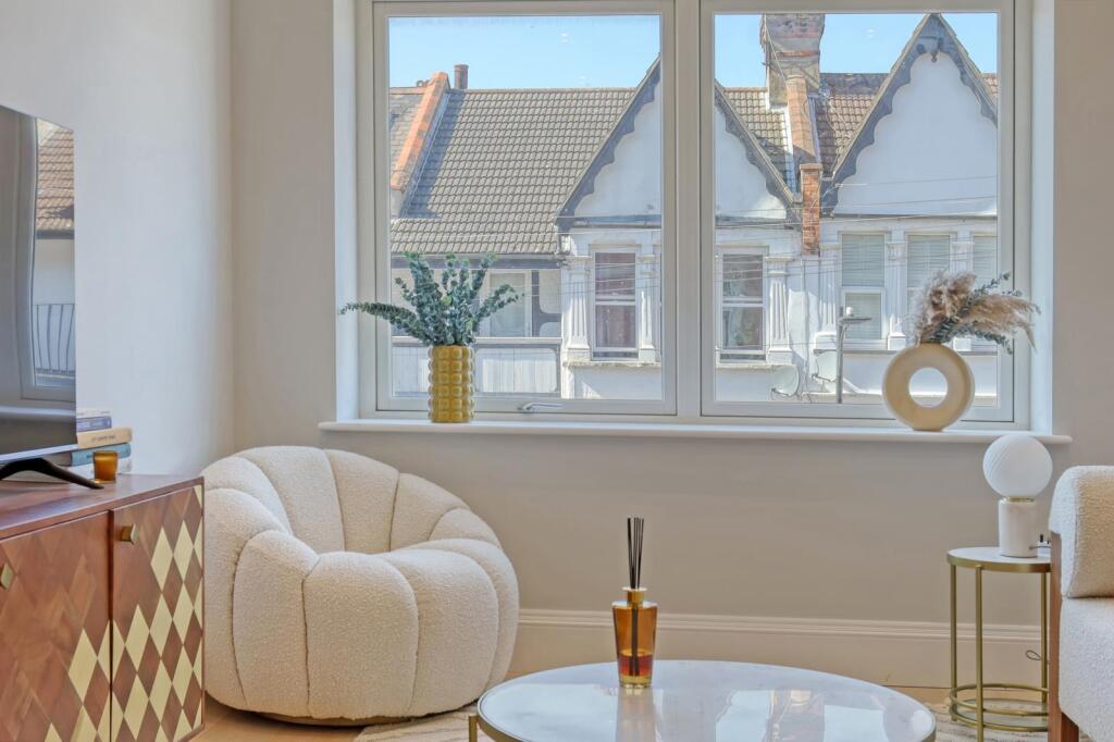 Apartment in Southend-on-Sea - View 4