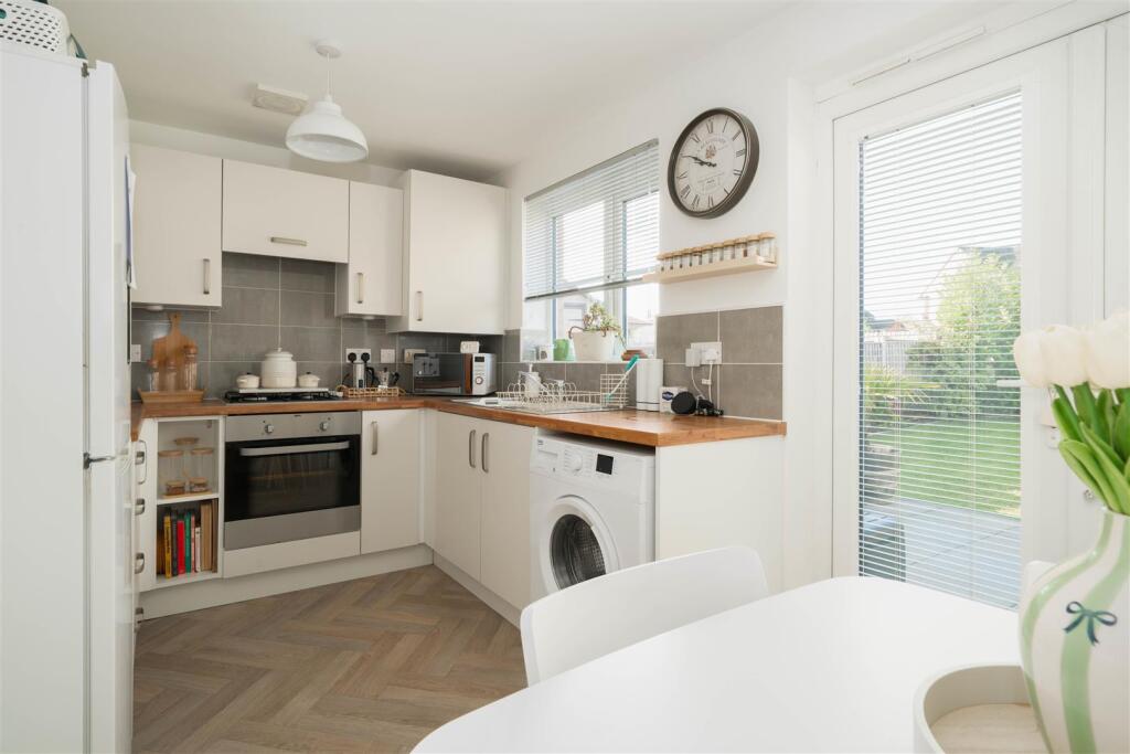 Cowlishall Drive, Old Tupton, Chesterfield, S42 6LT photo 4