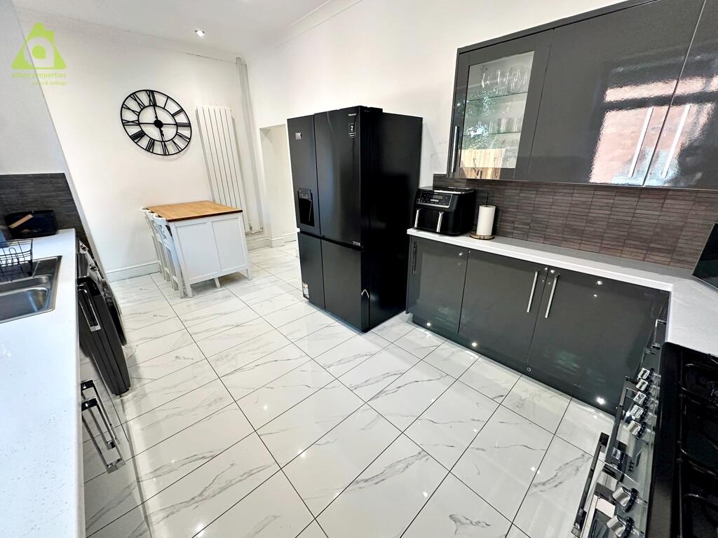 House in Bolton, Dobb Brow, Westhoughton - More