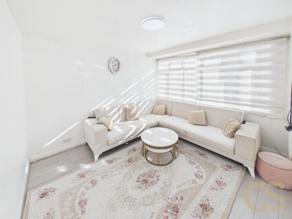 House in Enfield, Enfield Highway Shopping Centre, Ponders End - View 2