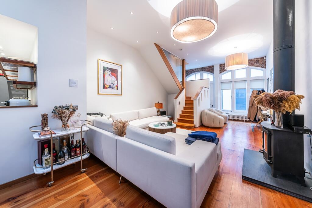 1 bedroom mews property for rent