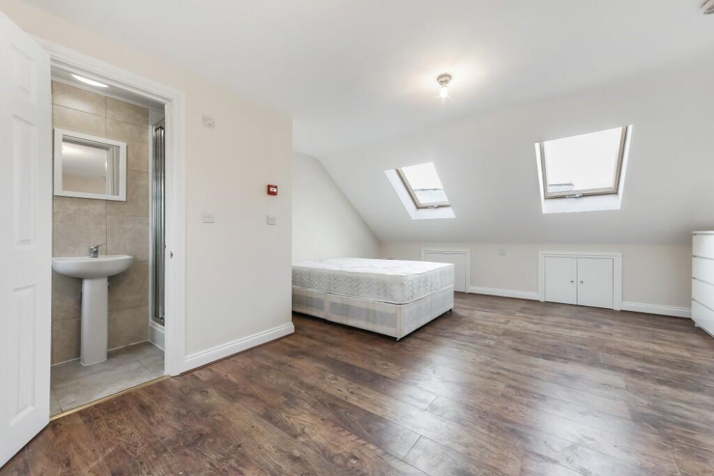 6 bedroom semi-detached house for rent