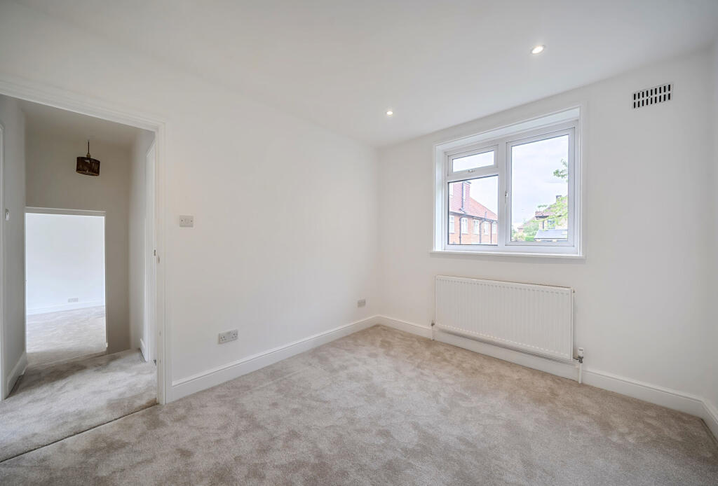 House in London, Morden - More