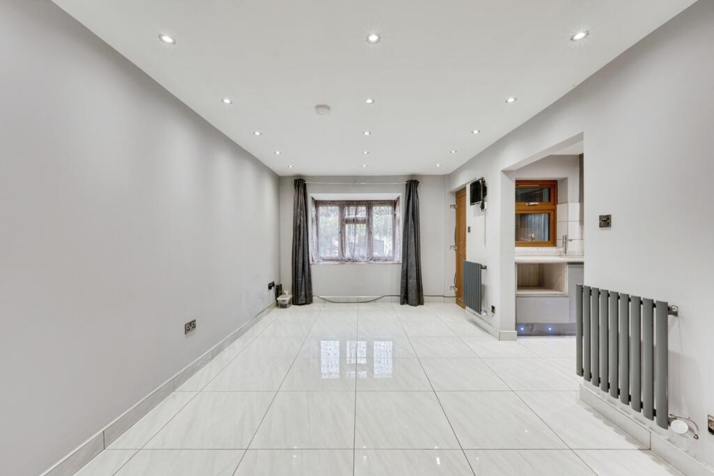 House in Sutton - View 5