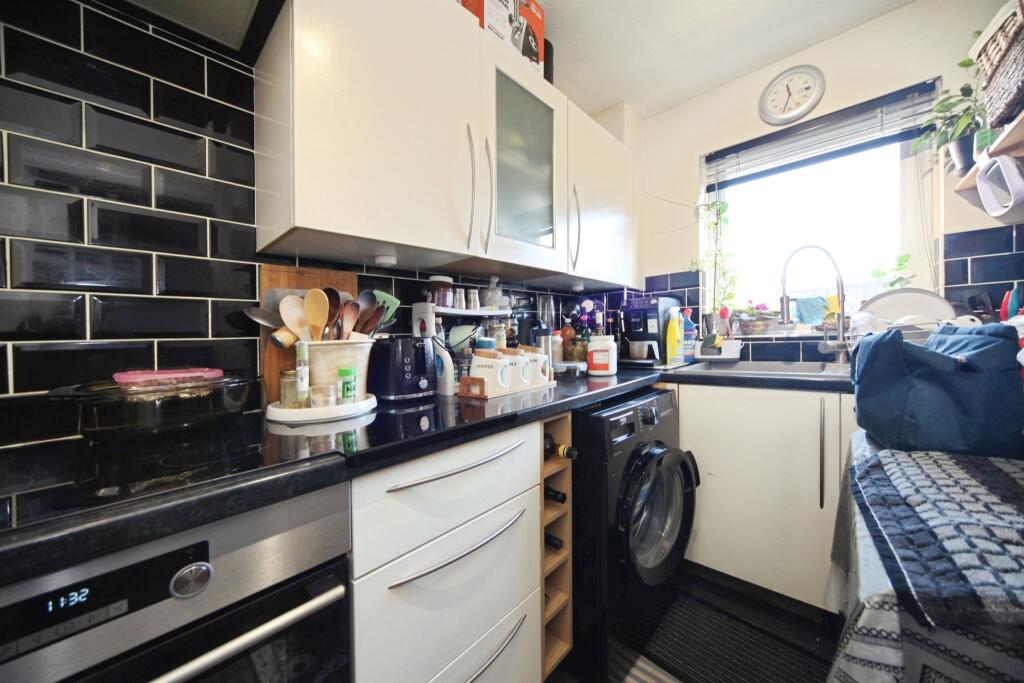 Gainsborough Drive, Houghton Regis, Dunstable photo 4