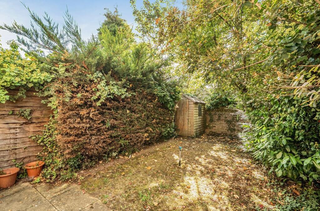 House in Guildford, Bellfields - More