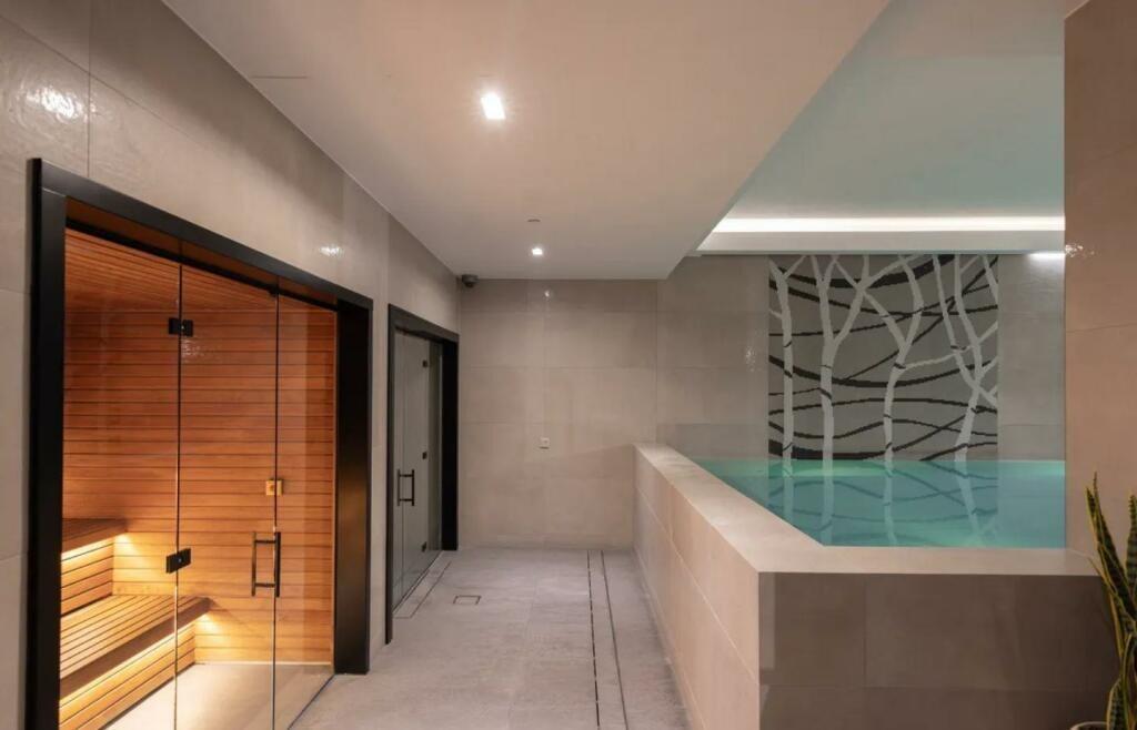 6 Exchange Gardens, London, SW8