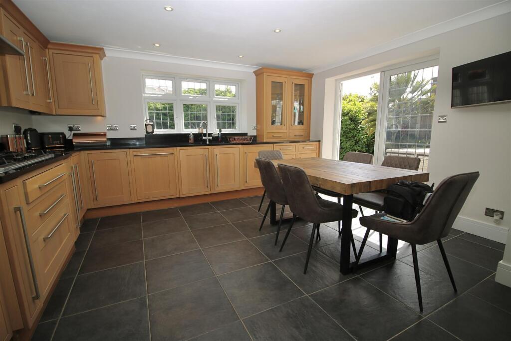 House in Basildon, Billericay - More