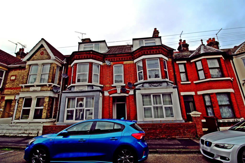 Main image of property: 114 Balmoral Road, Gillingham, Kent, ME7