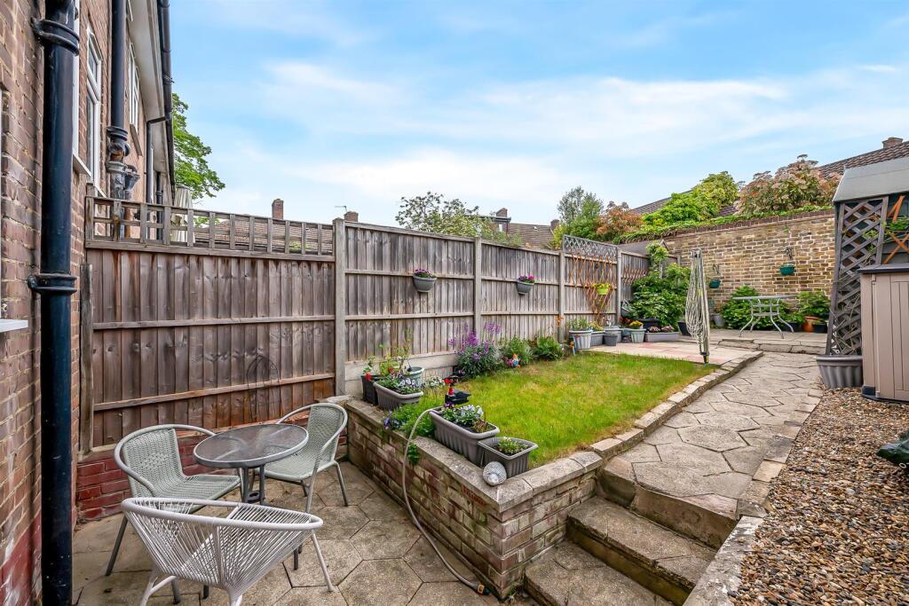 House in London - View 3