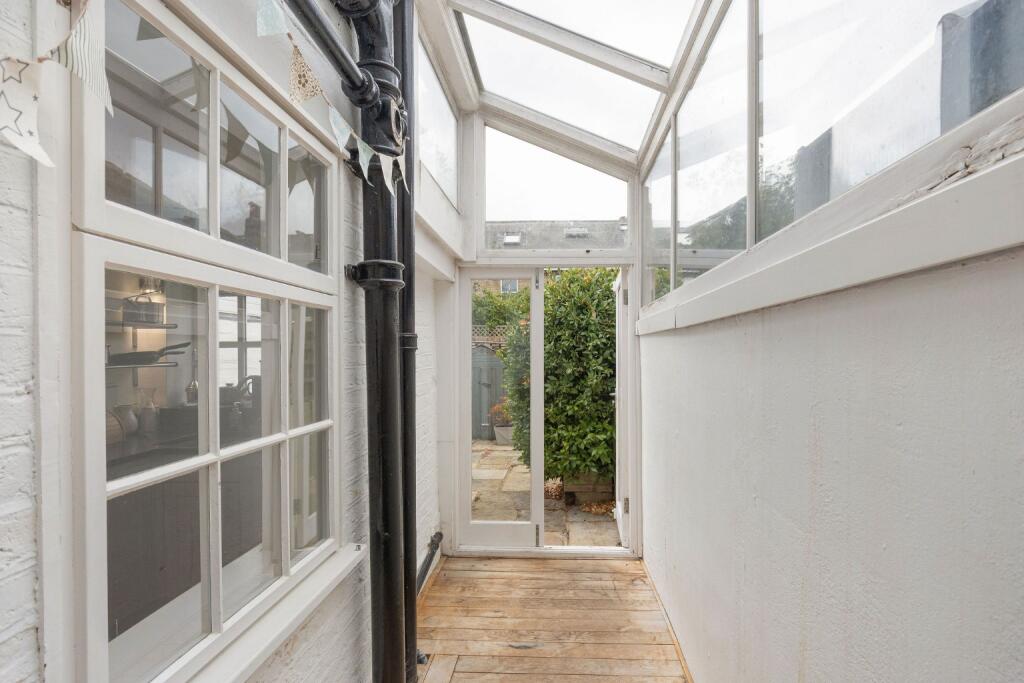 House in Richmond, North Sheen - More