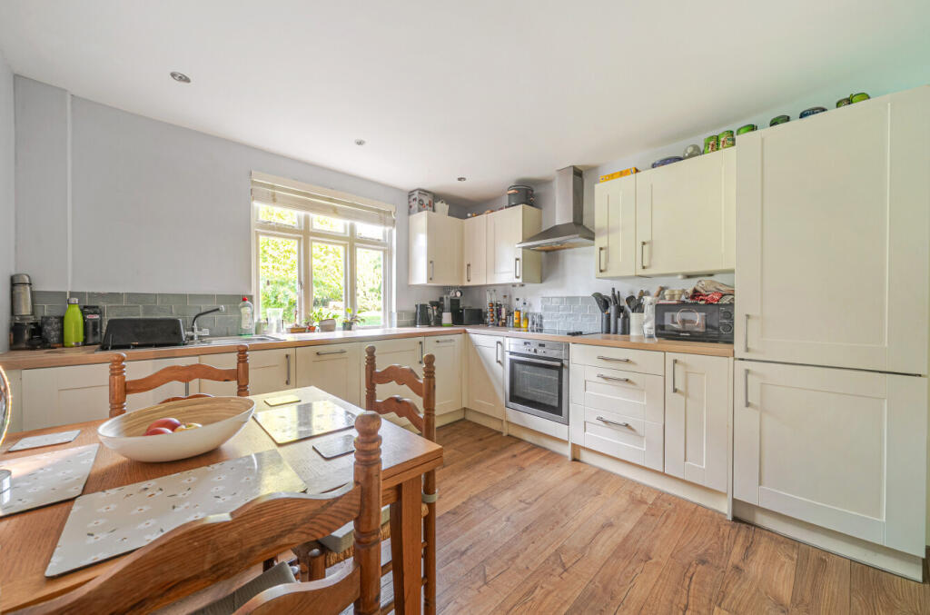 House in Orpington, Broom Hill, Goddington - More