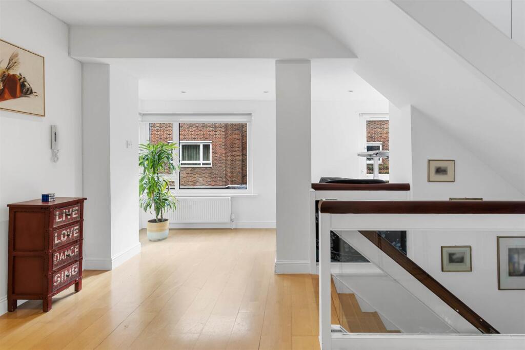 House in London, Royal Borough of Kensington and Chelsea - View 5