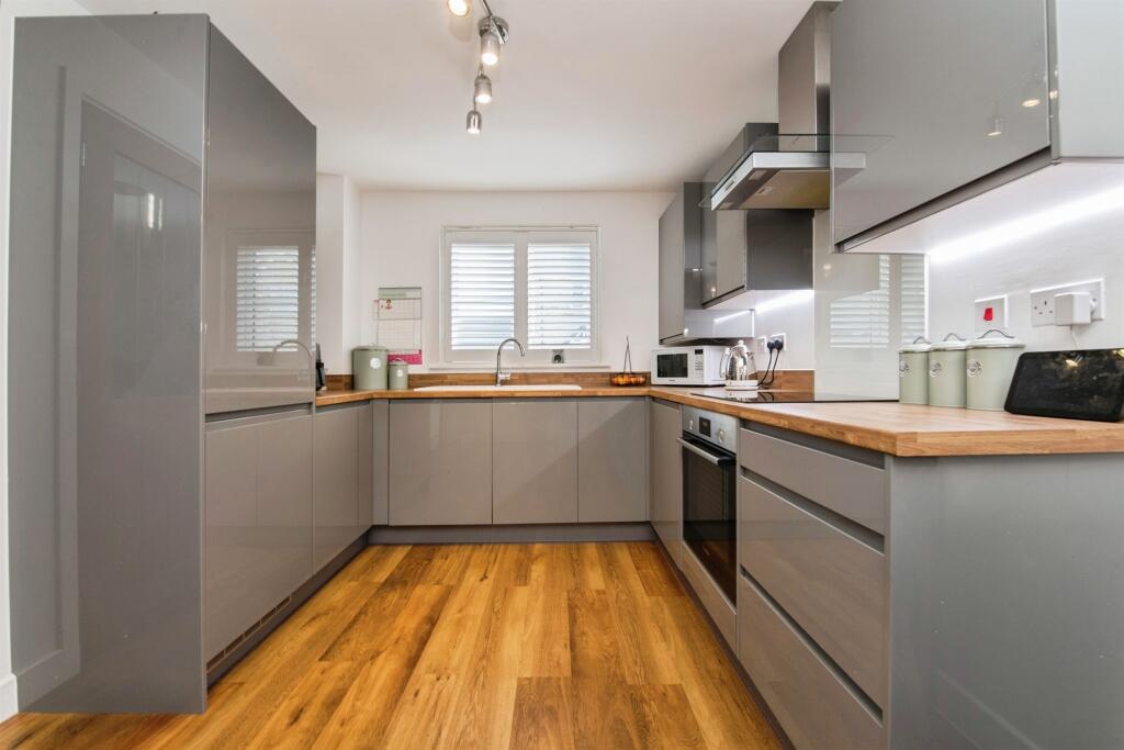 Curlew Close, Axminster photo 3