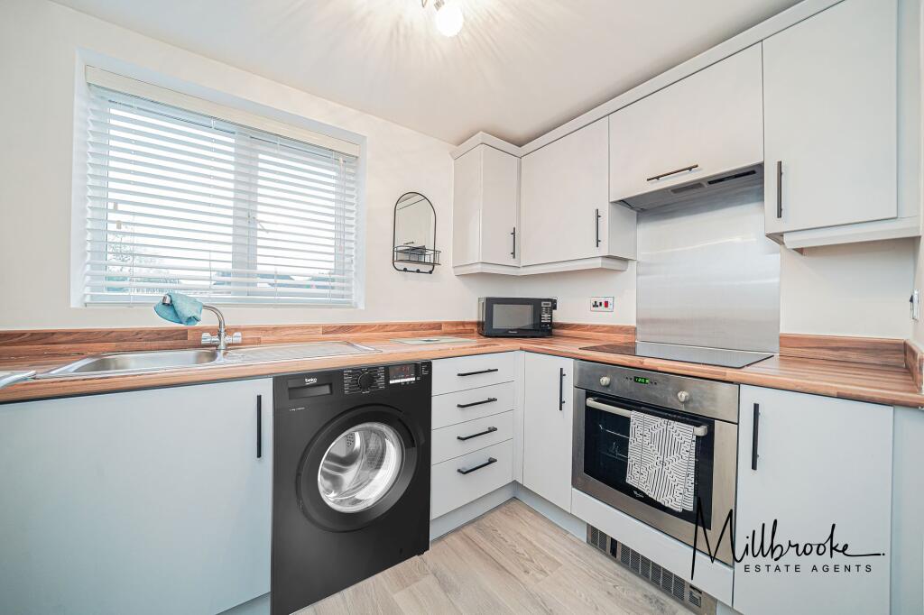 Apartment in Leigh, Bedford - View 4