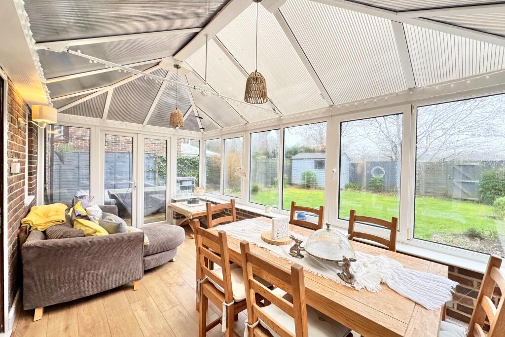 House in Fareham, Locks Heath - More