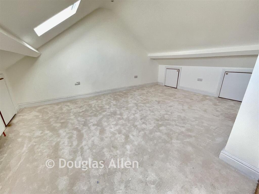 House in London, Chingford Mount, Highams Park - View 3